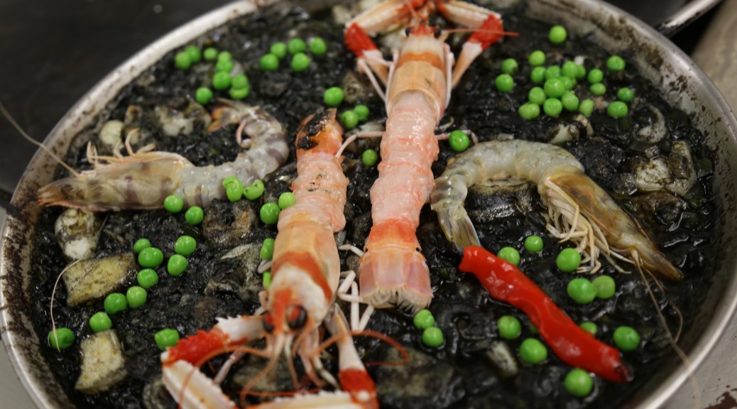 Arroz negro de frutos do mar